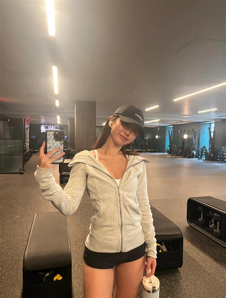 Women’s Slim Fit Thermal Fleece Hoodie 3D Ergonomic Jacket with Side Ribbed Panels Snatched Waist Workout Top for Gym, Yoga & Commute