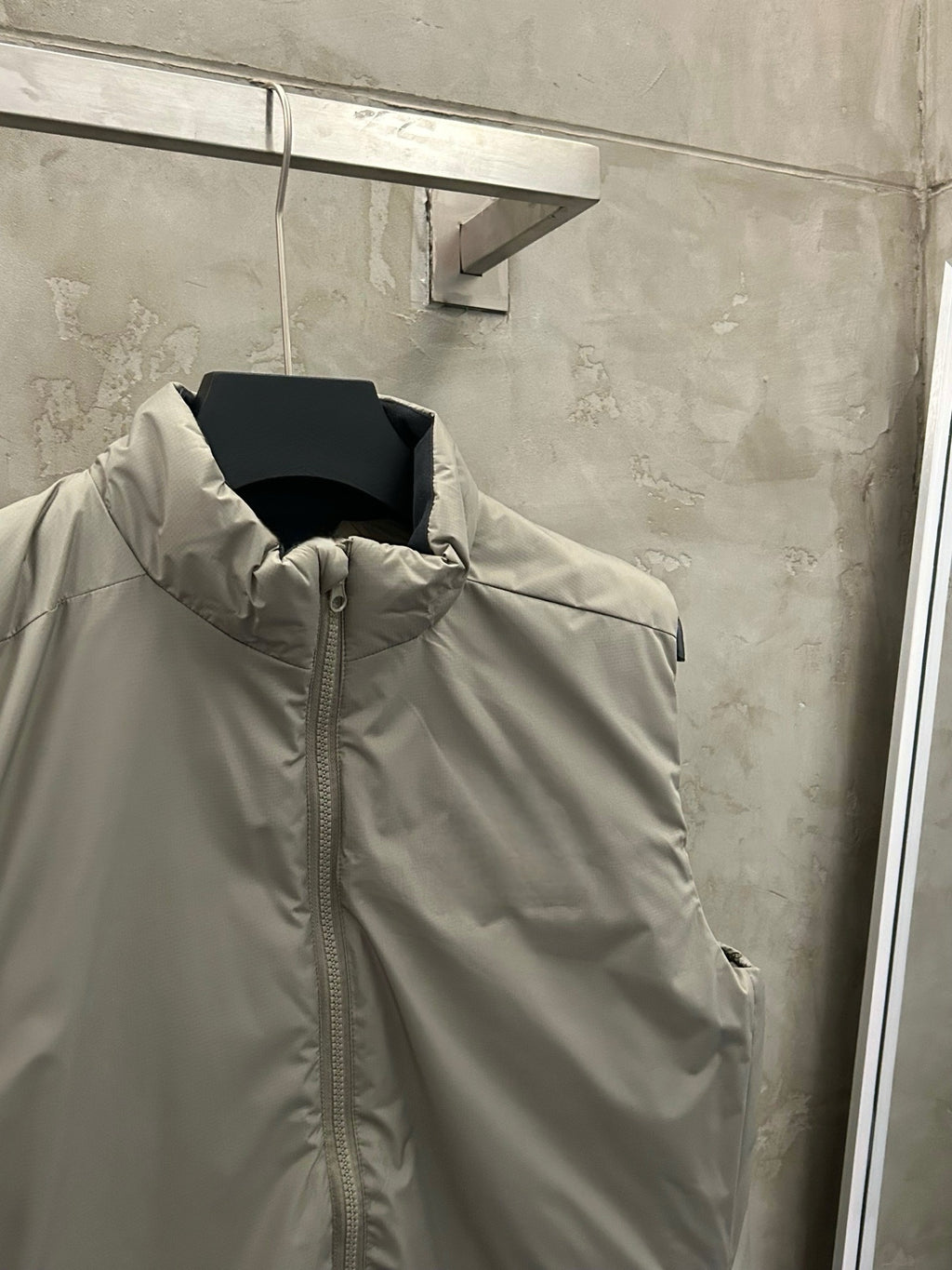 Unisex Activewear Breathable Insulated Vest Man Woman Warmth Durable Tyono Outerwear Stand Collar Slimming Mid-Layer